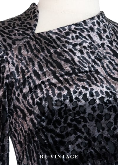 午夜獵場 - 非對稱領口抓皺豹紋迷你絨布洋裝9