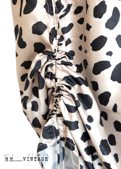 光滑小豹紋露背側邊抽皺洋裝10