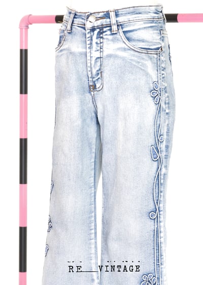 立體小花麻花捲淺色系牛仔褲6