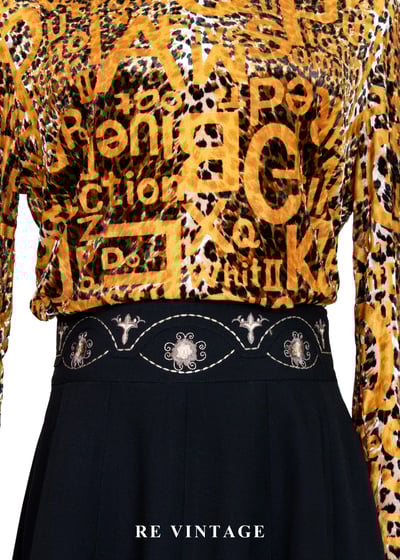 狂熱派對金豹字母絨布上衣3