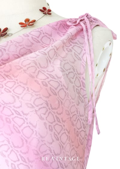 粉紅蛇紋綻放柔和垂墜領洋裝5