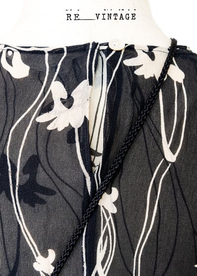 似黑似白小花長洋裝8