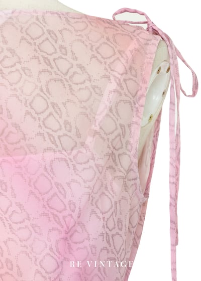 粉紅蛇紋綻放柔和垂墜領洋裝12