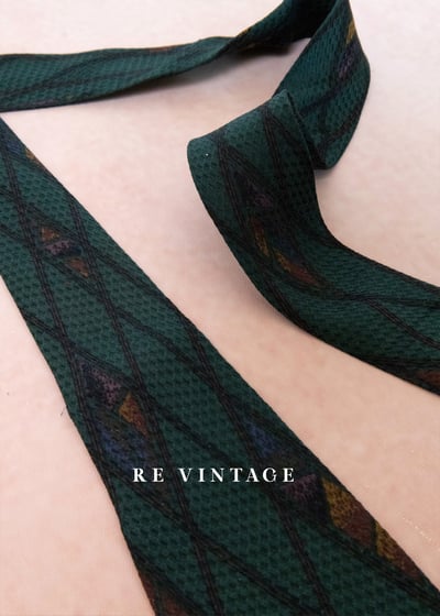 森林深處的幾何殘影領帶7