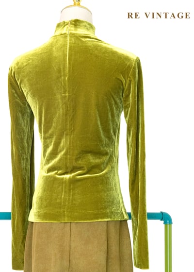 高領胸前簍空黃綠色絨布上衣8