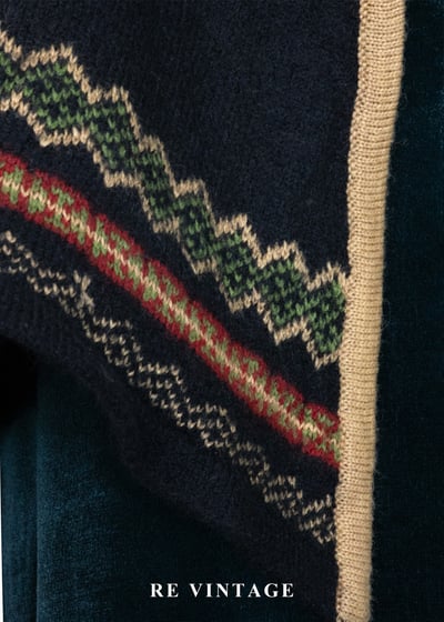 圖騰滾邊霧藍小毛球短版斗篷4