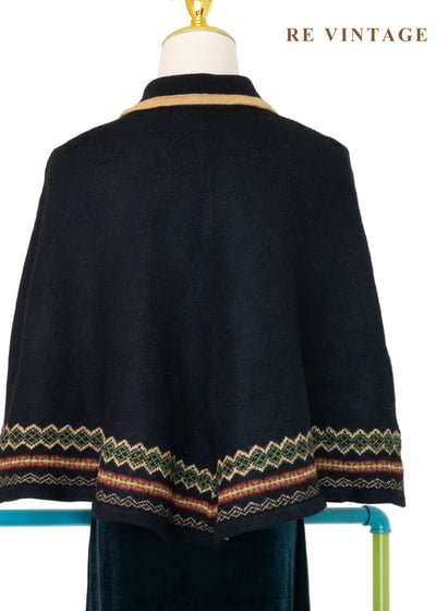 圖騰滾邊霧藍小毛球短版斗篷10