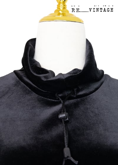 黑色絨布高領連身洋裝9