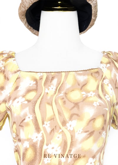 流動黃線條小白花超可愛長洋裝6