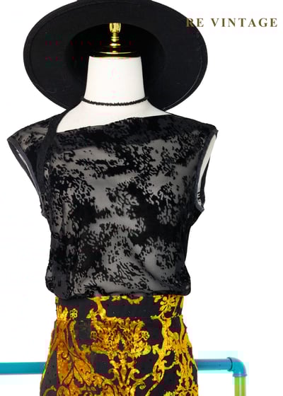 影匿森林不規則斜領透膚上衣1