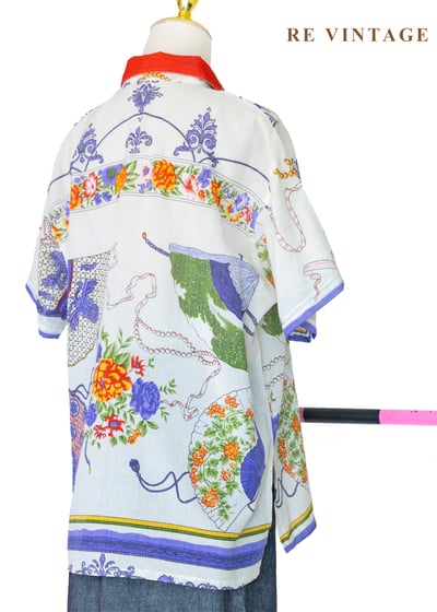 藝廊裡的午後對談 - 經典多彩圖騰絲巾印花襯衫11