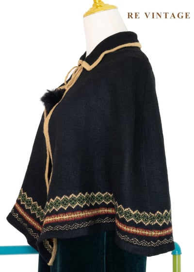 圖騰滾邊霧藍小毛球短版斗篷9