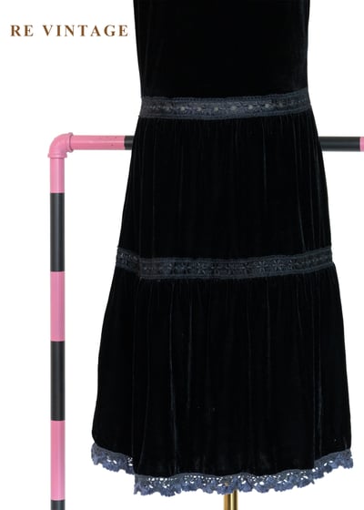 慵懶美女神黑絨細肩帶洋裝4