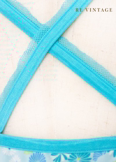 清涼薄荷藍轉動的小花細肩帶洋裝13