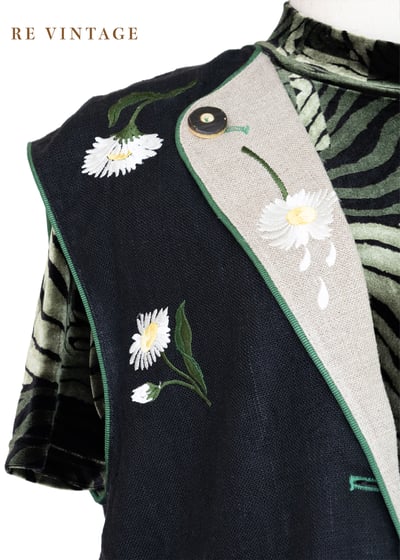 『歐洲寶物』春天小花木釦麻質感長版背心5