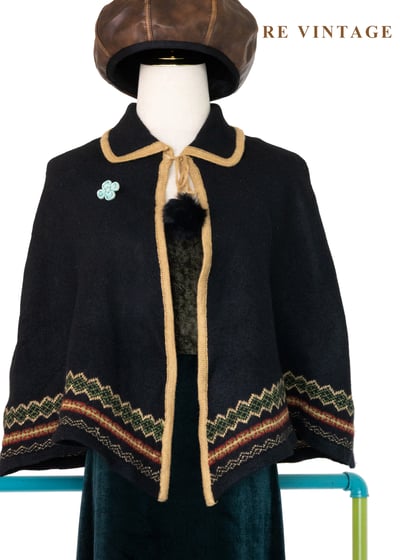 圖騰滾邊霧藍小毛球短版斗篷1