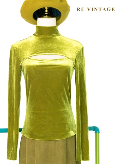 高領胸前簍空黃綠色絨布上衣1