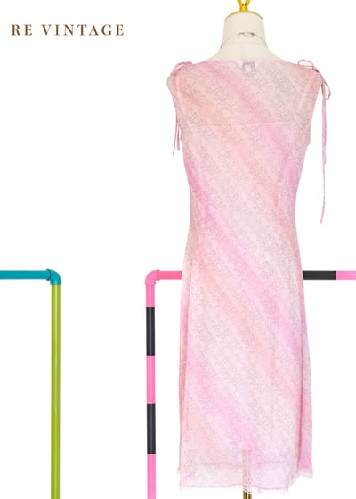 粉紅蛇紋綻放柔和垂墜領洋裝11