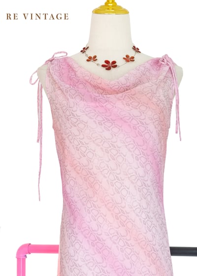 粉紅蛇紋綻放柔和垂墜領洋裝3