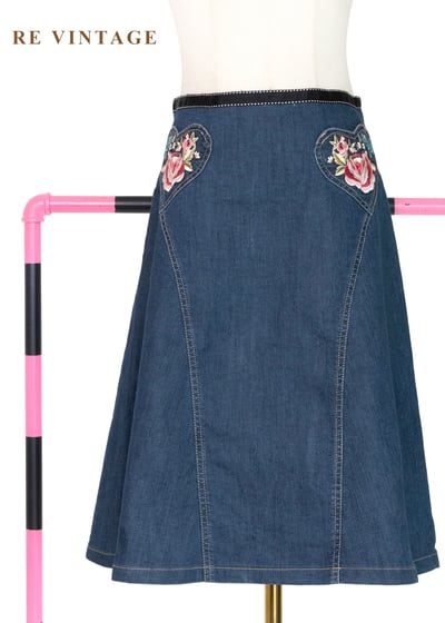 甜蜜玫瑰愛心刺繡丹寧短裙（27"）1
