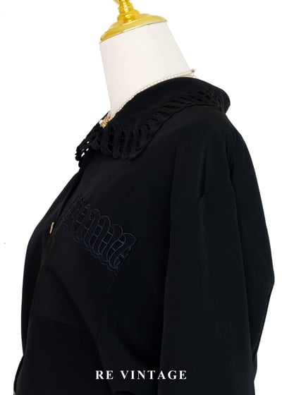 質感單品 - 法式雕花金釦鏤空領黑襯衫10