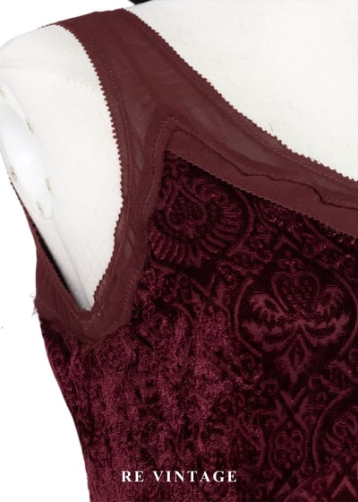 勃根地神秘古典浮雕絨布洋裝8