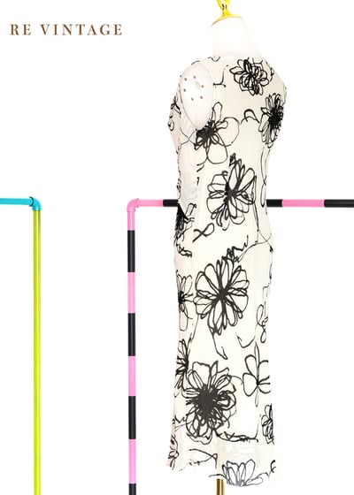 色鉛筆小花米白色洋裝7