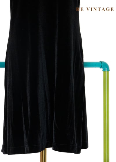 貴族學院端莊的黑絨無袖洋裝4