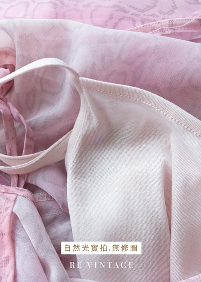 粉紅蛇紋綻放柔和垂墜領洋裝17