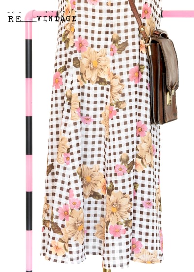 巧克力小格紋粉紅小花中長版洋裝8