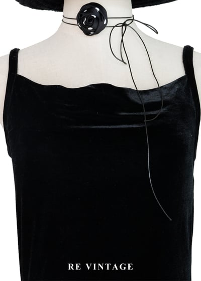 慵懶美女神黑絨細肩帶洋裝5