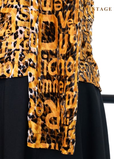 狂熱派對金豹字母絨布上衣10