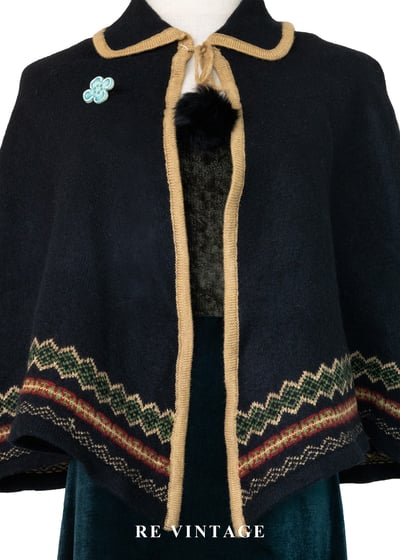 圖騰滾邊霧藍小毛球短版斗篷3