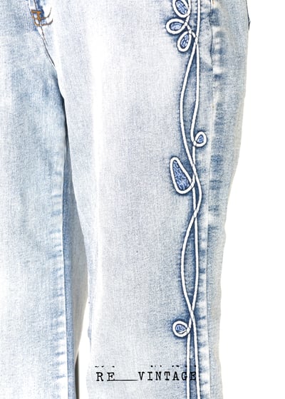 立體小花麻花捲淺色系牛仔褲9