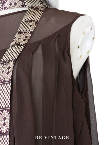 深褐流沙 - 極簡透感壓褶雪紡背心5