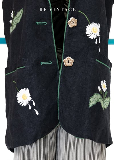 『歐洲寶物』春天小花木釦麻質感長版背心4