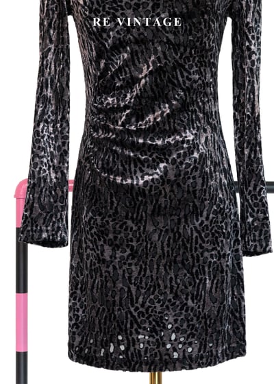 午夜獵場 - 非對稱領口抓皺豹紋迷你絨布洋裝4