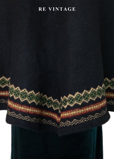 圖騰滾邊霧藍小毛球短版斗篷11