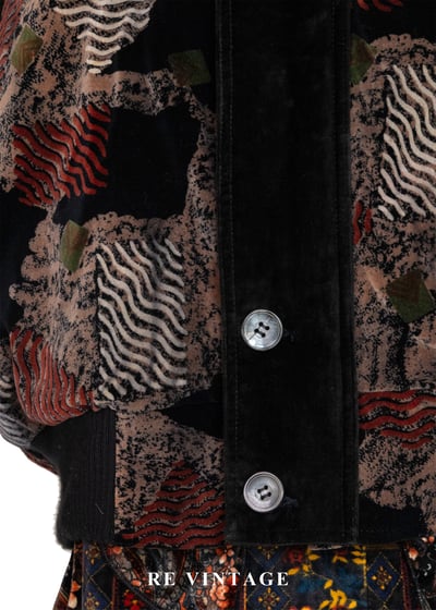 暗色拼貼圖騰藝術感絨布外套5