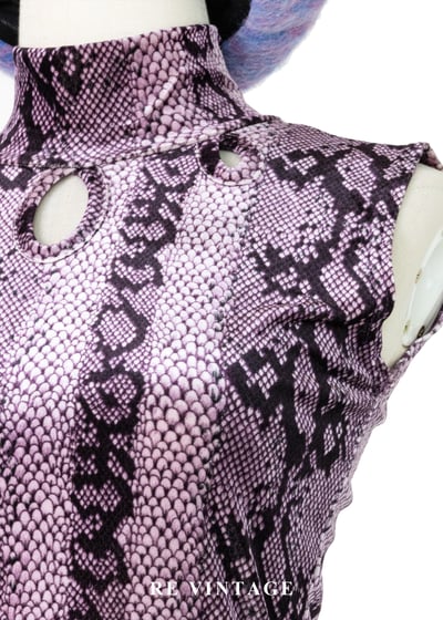 紫光蛇紋冷冽高領簍空絨布背心5