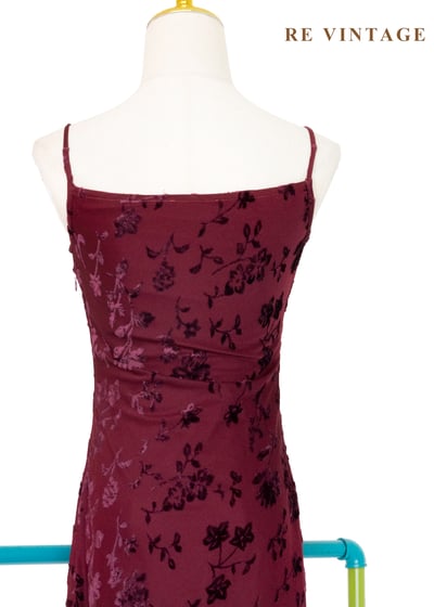 夜宴紅影浮雕花卉細肩帶洋裝15