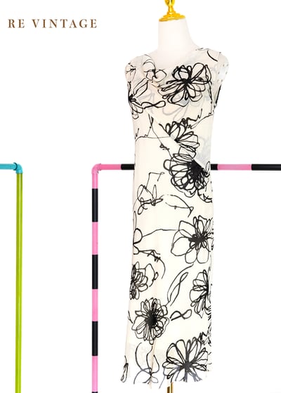 色鉛筆小花米白色洋裝1