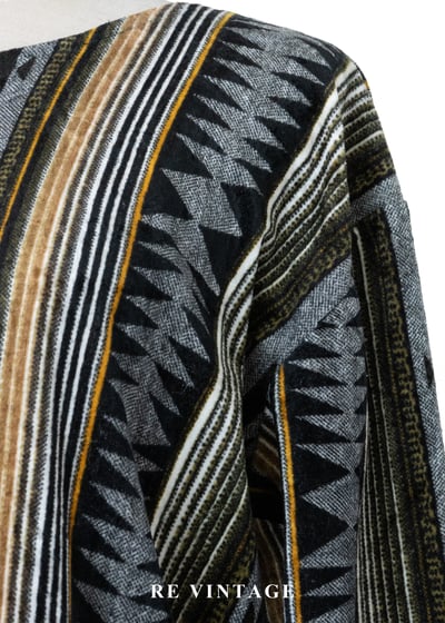 大地系圖騰線條異材絨布上衣5