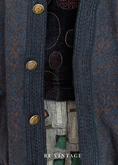 低調的綠棕色大理石紋路針織外套4