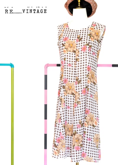 巧克力小格紋粉紅小花中長版洋裝1