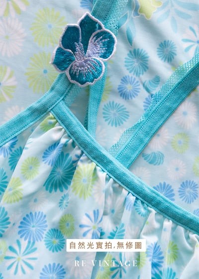 清涼薄荷藍轉動的小花細肩帶洋裝15