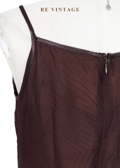 煙燻棕交錯壓印紋理細肩帶長洋裝15