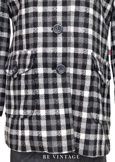 散發可愛氣質的黑灰色格紋毛料西裝外套4