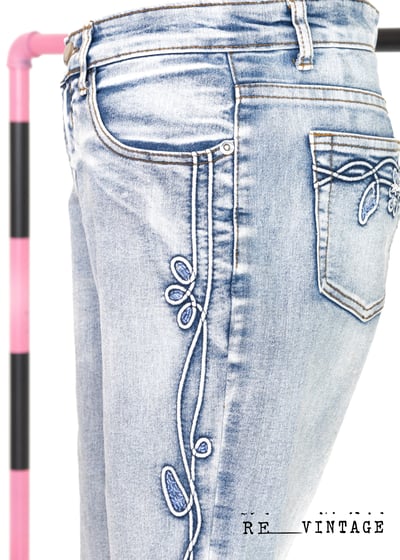 立體小花麻花捲淺色系牛仔褲12