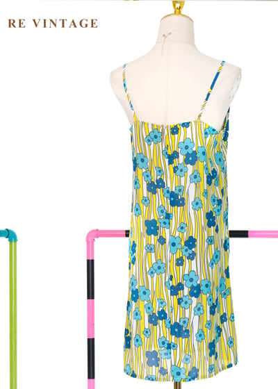 向陽藍花俏皮線條細肩帶洋裝10